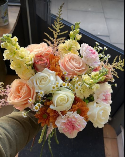 Dreamy Roses - Roses in pastels with seasonal filler